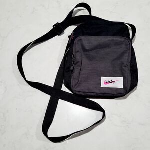 Nike Tech Slate 3 Pocket Zippered Crossbody/Shoulder Strap 9" Bag Unisex NWOT